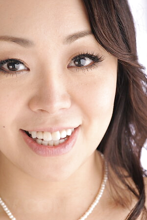 Japan Yuna Yamami plays with big boobs and spreads the pussy labia.
