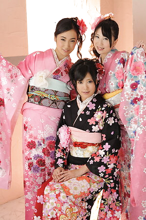 Uta Kohaku, Sanae Momoi, Hina take beautiful kimonos off and show tits