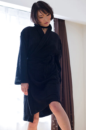 Short-haired beauty with a bush Misaki Akari lets him explode all over her feet