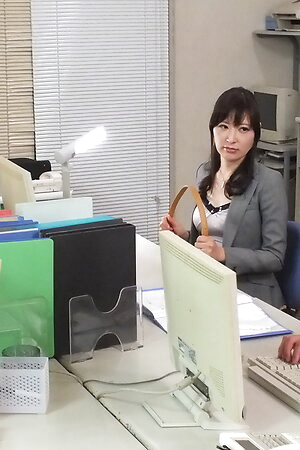 Naughty office lady Noeru Mitsushima does a blowjob to her colleague