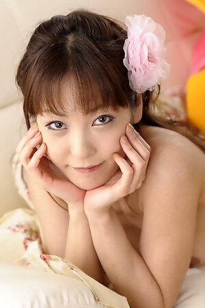 Nami Honda opens her kimono and reveals her sexy body