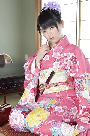Kimono lady Tsuna Kimura reveals sensual small tits