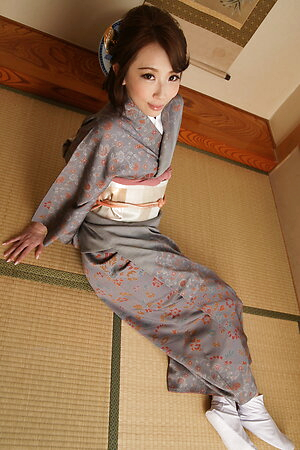 Lady Aya Kisaki wears a sexy kimono and poses for us