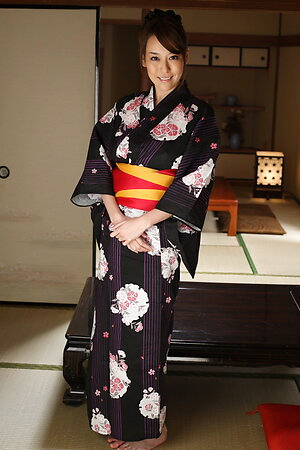 Sexy Kimono lady Akari Asayari reveals her big tits